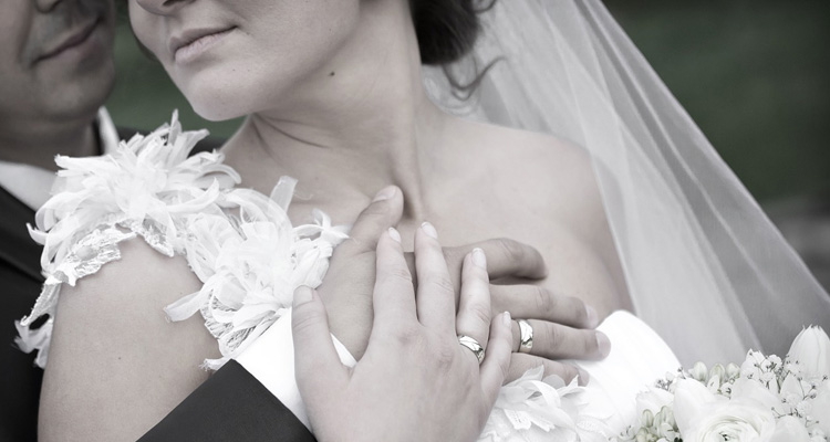風俗してた事を結婚相手に言うべき？内緒にするべき？