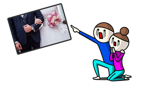 友達の結婚写真を見せる