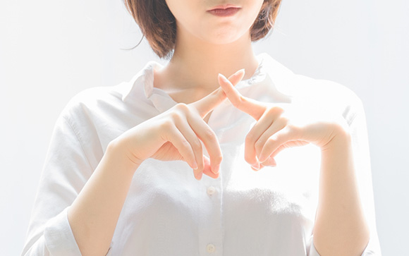 禁止なのに下の方を触りたがるお客さん