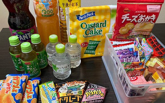 お菓子やジュース、カップ麺、出前(女の子負担なし)など豊富