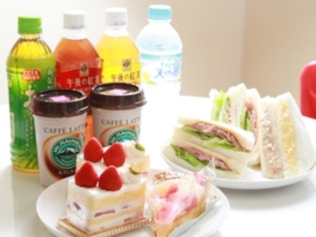 店内はフリードリンク&フリーフードです♪