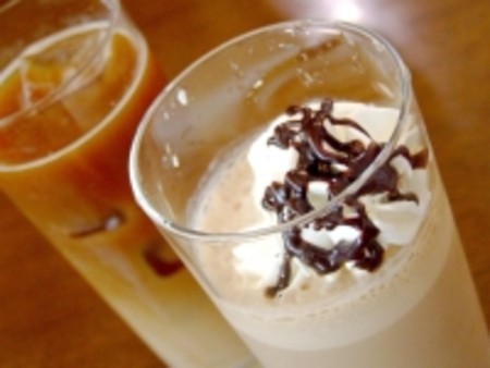 近くのカフェでゆっくり待機
