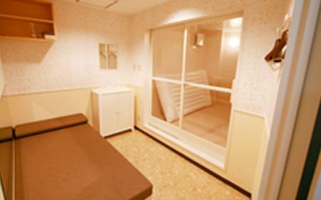 一人一部屋の完全個室待機制！