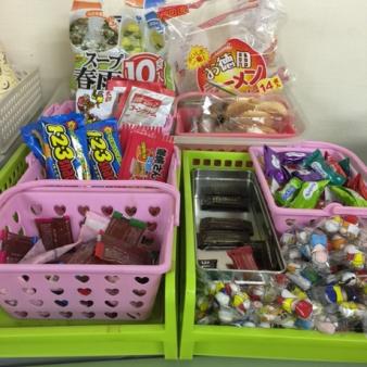 待機所内はお菓子が食べ放題