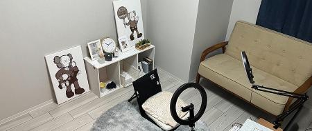 ソファー付の配信ルーム。